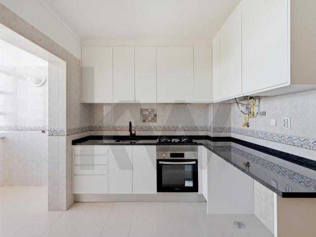 3 bedroom apartment | With 4 marquees and parking space | Sassoeiros, Carcavelos