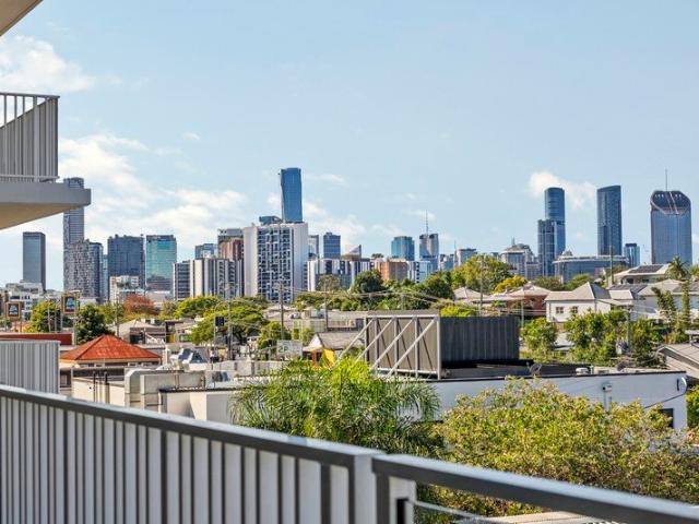 3 Bedroom Apartment with City Aspects