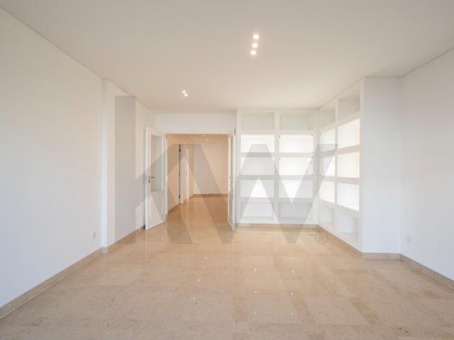 3 bedroom apartment with balcony and box garage | Linda a Velha for rent