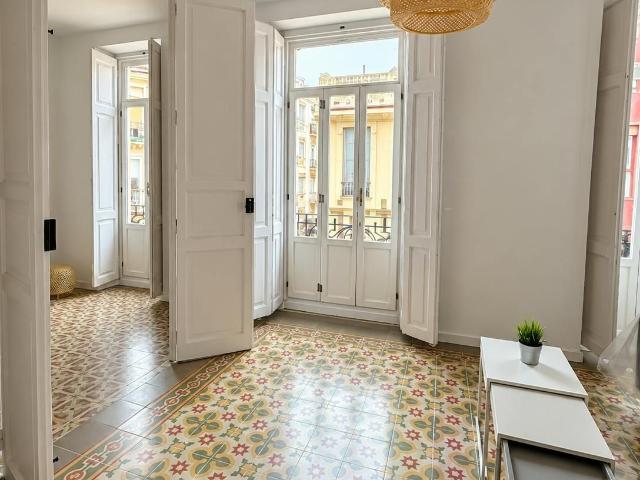 3 Bedroom Apartment with Balcony in Arrancapins, Valencia Amsterdam Apartments for Rent