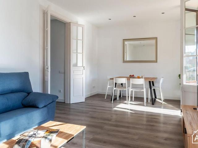 3 Bedroom Apartment with Balcony in Poble Sec