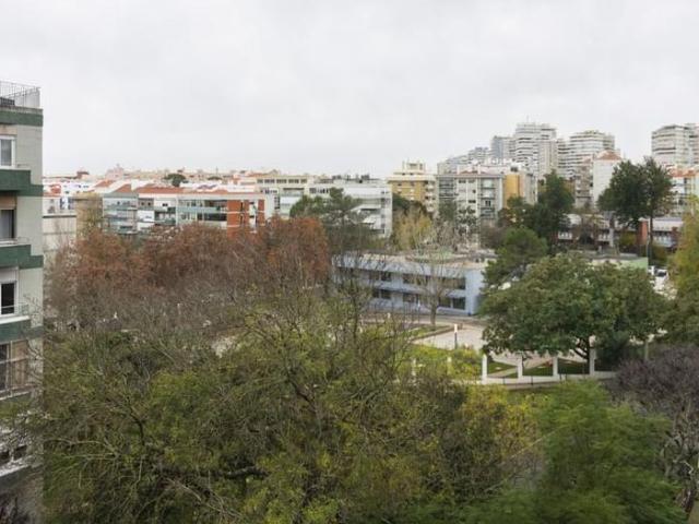 3 Bedroom Apartment with balcony, Restelo, Lisboa