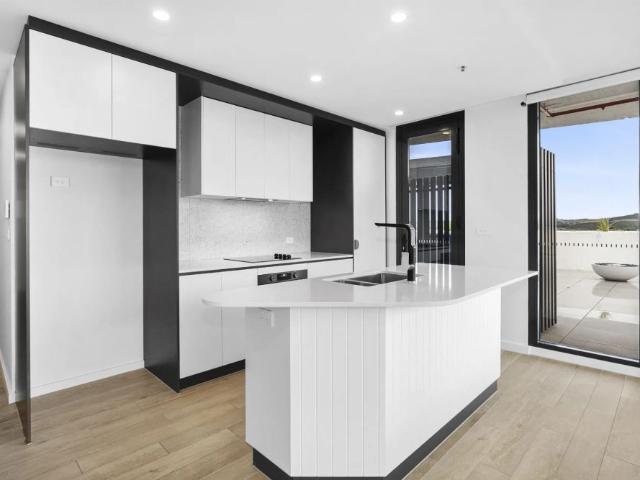 3 bedroom apartment with breathtaking views PLUS 3 car spaces