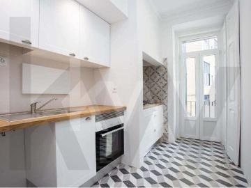 3 bedroom apartment +2 rooms to let in Santo António, Lisbon