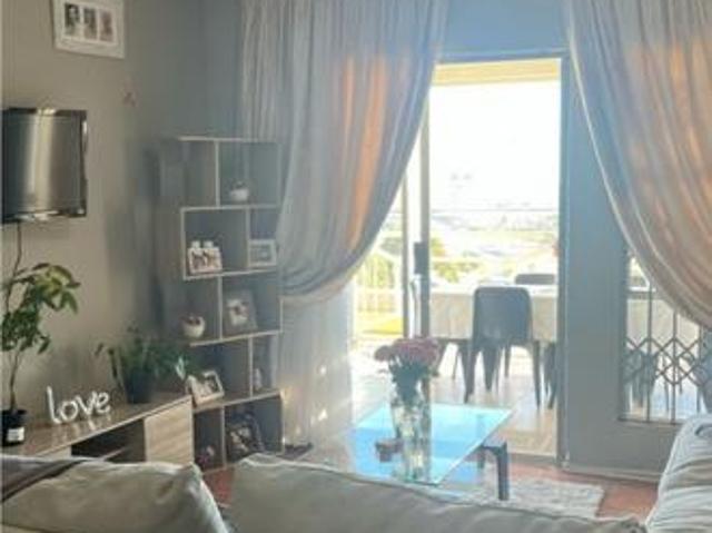 3 bedroom apartment/flat on the ma.