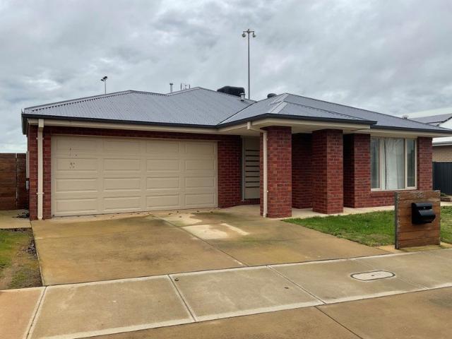 3 Bedroom Boulavard Home Spacious & Comfortable Modern Family Living