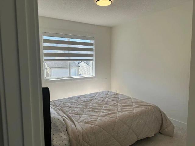 3 bedroom + bonus room half duplex house for rent — 3 Bedrooms+ Den Duplex