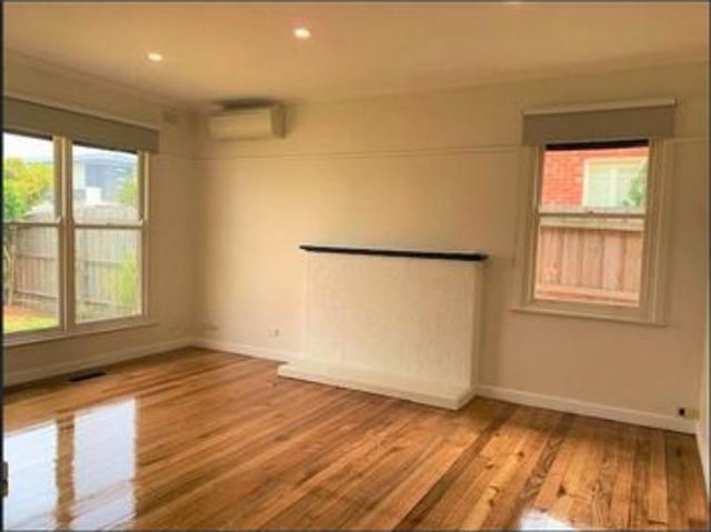 3 BEDROOM BAYSIDE BEAUTY IN PRIME LOCALE!