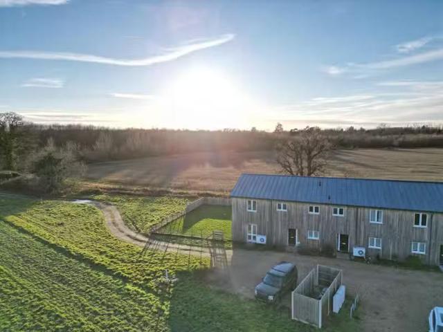 3 bedroom barn conversion for rent in Straight Road, East Berg.