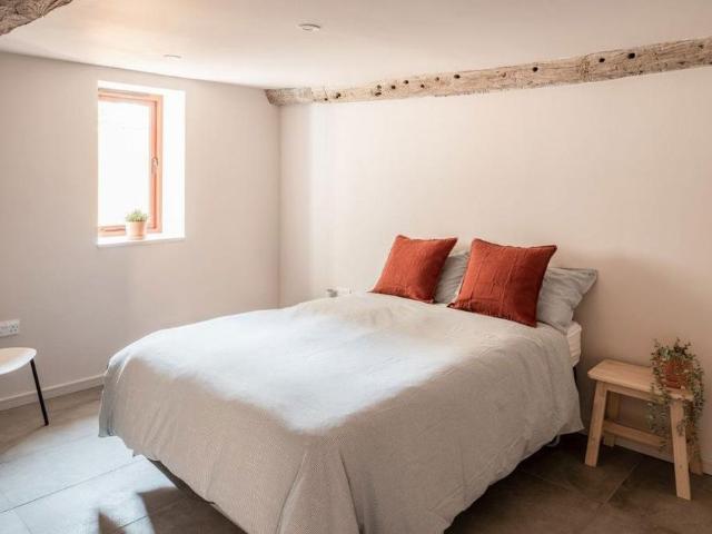 3 bedroom barn conversion to rent