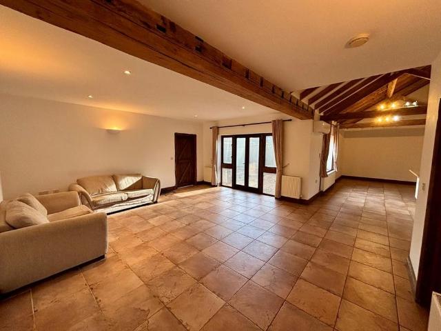 3 bedroom barn conversion to rent