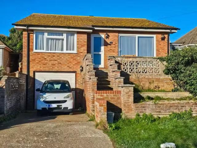 3 bedroom bungalow for rent in Findon Avenue, Saltdean, Bright.