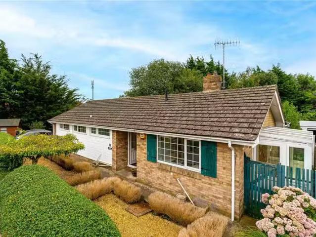 3 bedroom bungalow for rent in Langbury Lane, Ferring, Worthin.