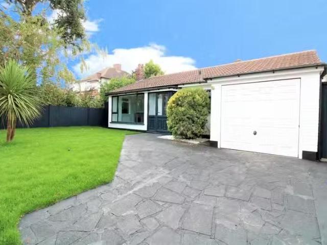 3 bedroom bungalow for rent in Park Crescent Road, Erith, DA8