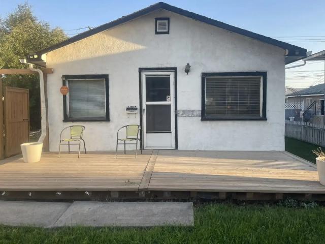 3 BEDROOM BUNGALOW – HUGE FENCED YARD – UTILITIES INCLUDED – AVAILABLE NOW!