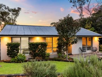 House for sale in Shark Point - Garden