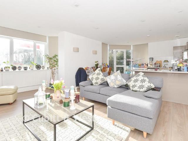 3 bedroom ground flat for sale