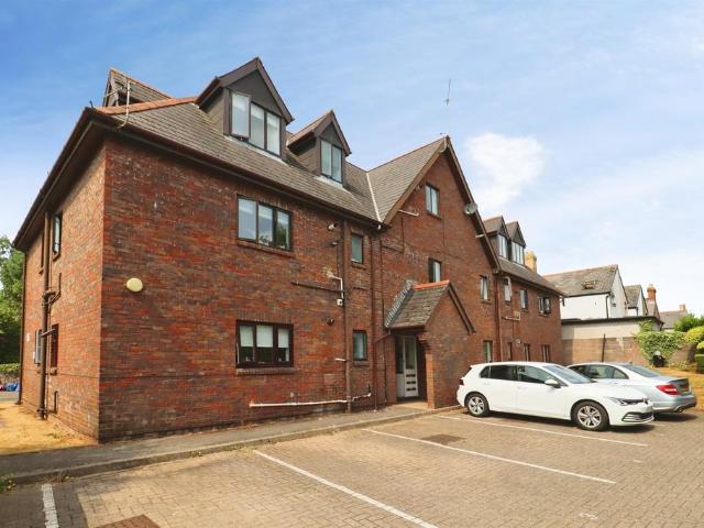 3 bedroom ground flat for sale