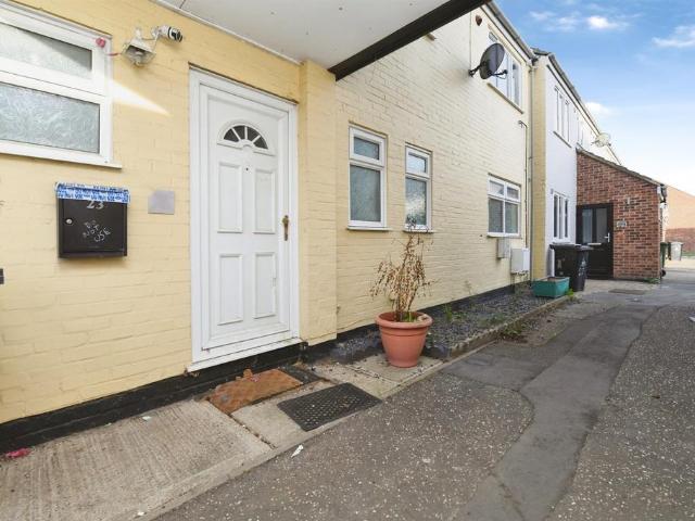 3 bedroom ground flat for sale