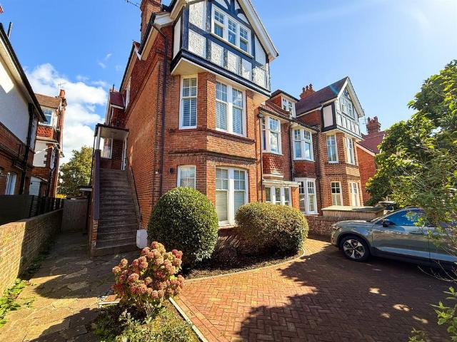 3 bedroom ground flat for sale