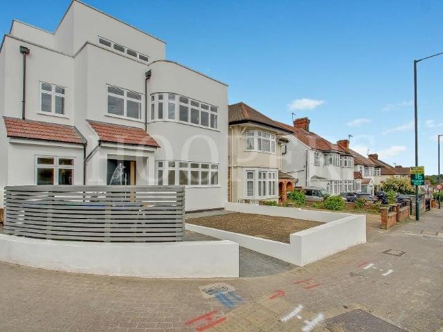 3 bedroom ground flat for sale