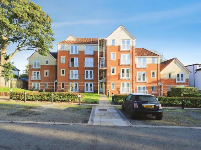 3 bedroom ground flat for sale