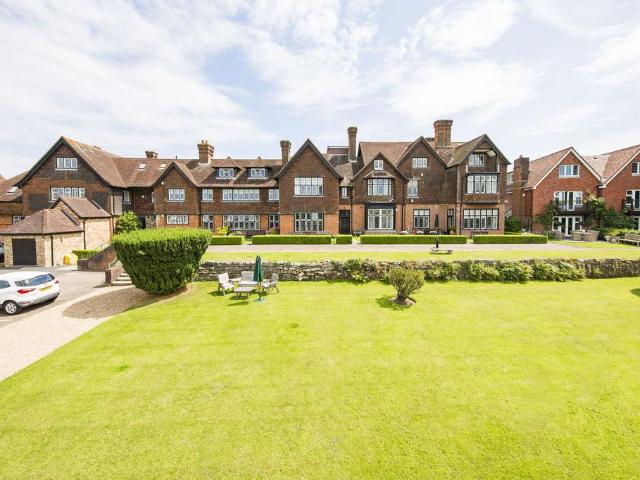 3 bedroom ground flat for sale