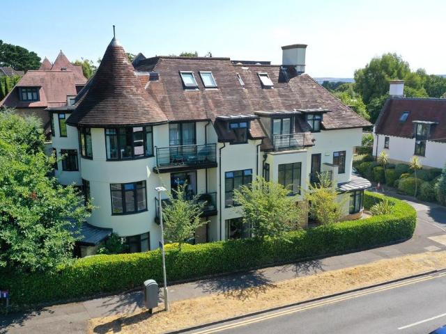 3 bedroom ground flat for sale