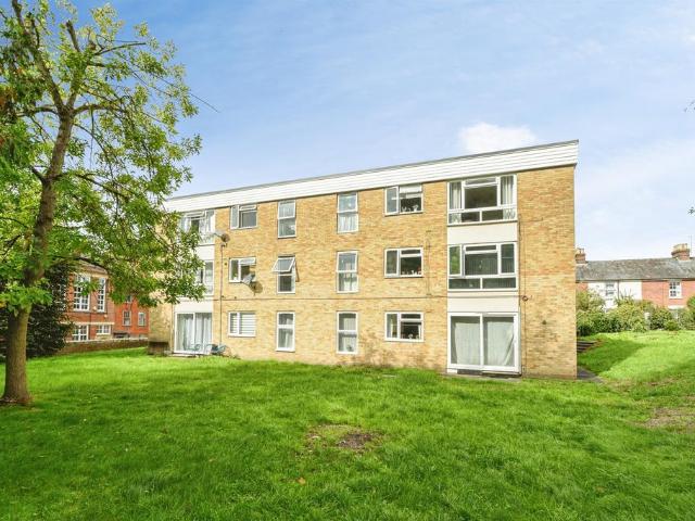 3 bedroom ground flat for sale