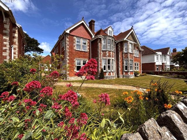 3 bedroom ground flat for sale