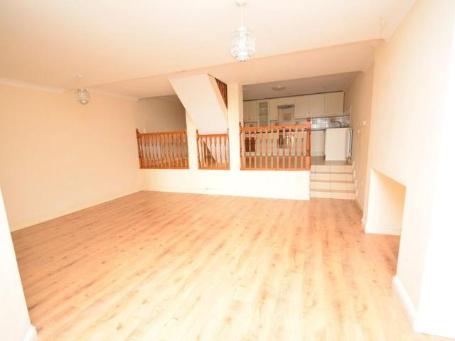 3 bedroom flat to rent