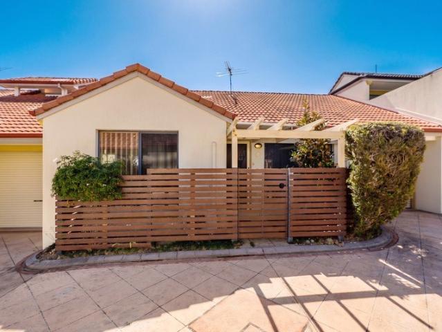 3 Bedroom Ground Level Private Courtyard Short Walk To The Water!