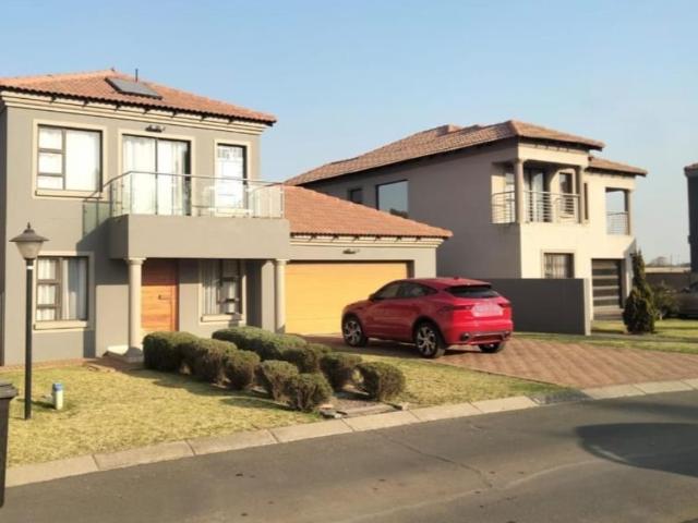 3 Bedroom Double Story House with Pool to Rent in Brakpan North