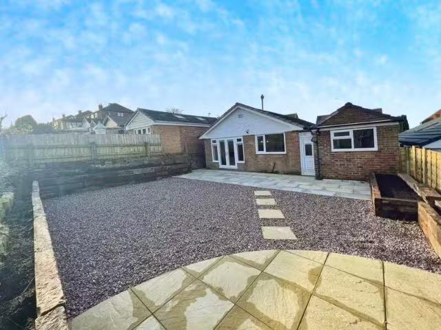 3 bedroom detached bungalow for rent in Bramhall Avenue, Harwo.