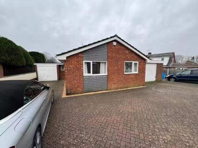 3 bedroom detached bungalow for rent in Lynn Road, Canford Hea.