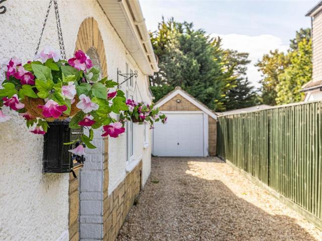 3 bedroom detached bungalow for sale