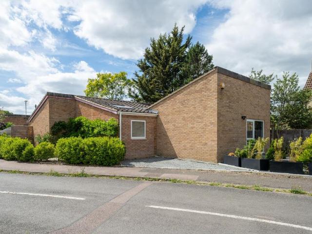 4 bedroom detached bungalow for sale