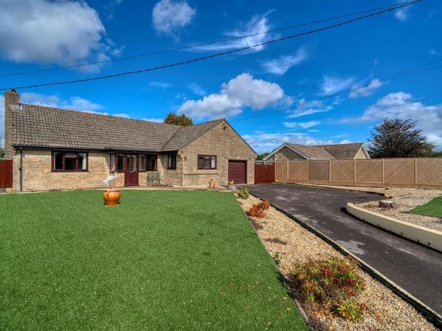 3 bedroom detached bungalow for sale