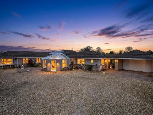 3 bedroom detached bungalow for sale