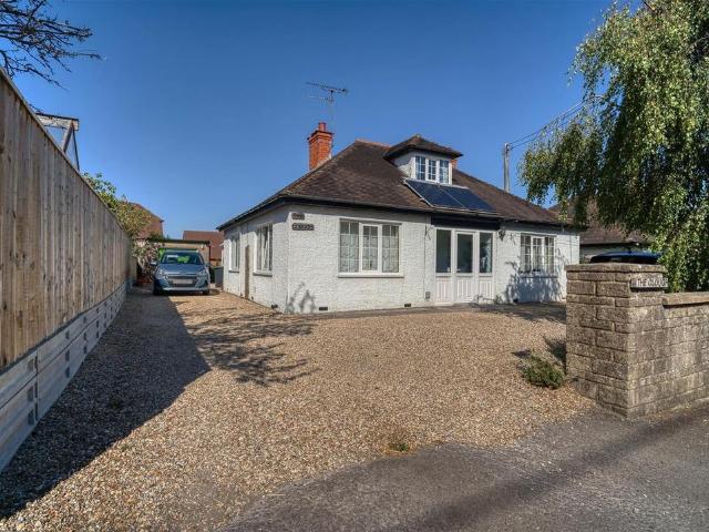 3 bedroom detached bungalow for sale