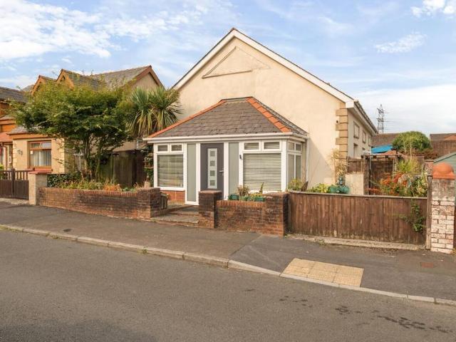 4 bedroom detached bungalow for sale