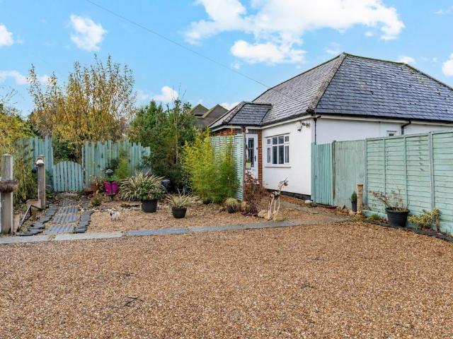 3 bedroom detached bungalow to rent