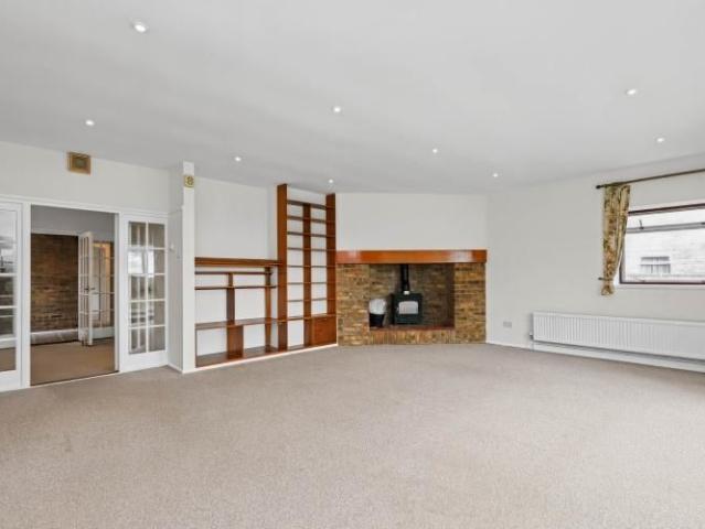 3 bedroom detached bungalow to rent