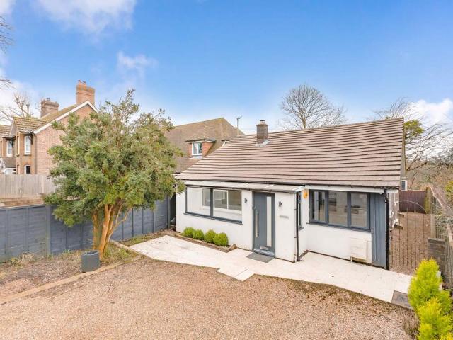 3 bedroom detached bungalow to rent