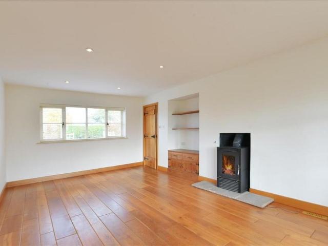 3 bedroom detached bungalow to rent
