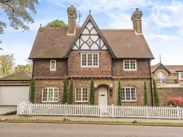 3 bedroom detached house for rent in Camlet Way, Hadley Wood.