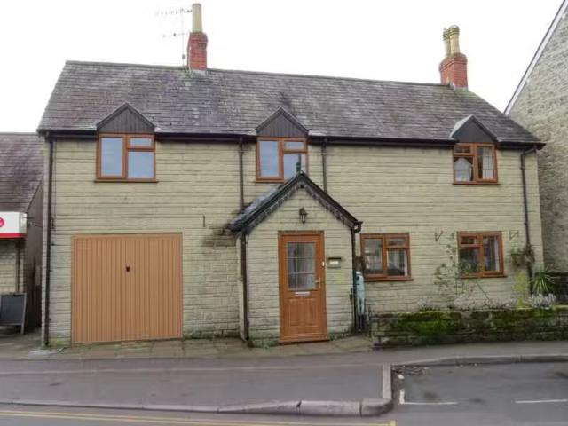 3 bedroom detached house for rent in Boar Street, Mere, Wiltsh.