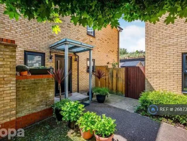 3 bedroom detached house for rent in Brambling Close, Greenhit.