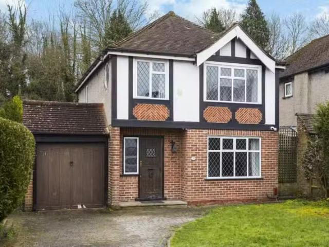 3 bedroom detached house for rent in Greenhill Avenue Caterham.