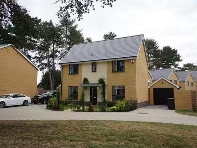 3 bedroom detached house for rent in Kirby Drive, Colchester.